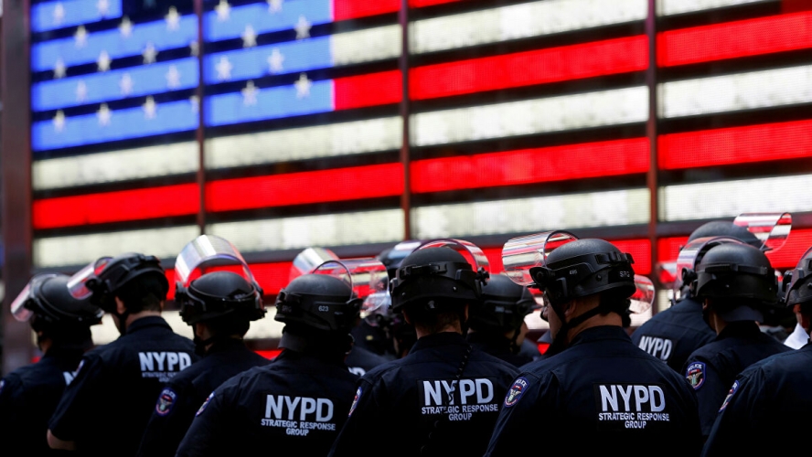 بالفيديو.. متظاهرون يعتدون على رجال الشرطة في نيويورك
