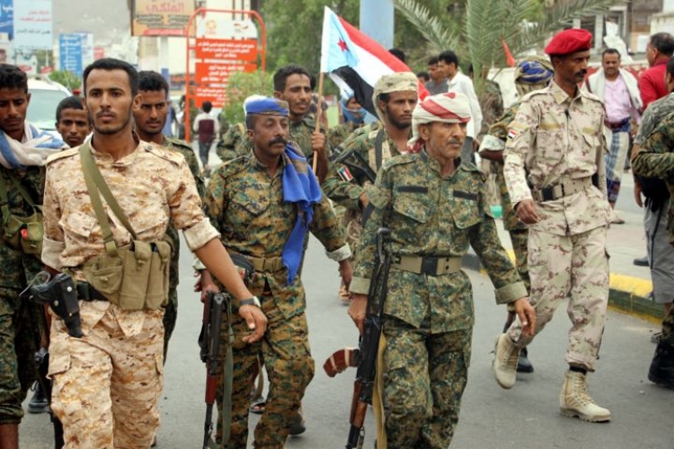 قوات الحكومة اليمنية تضبط قارب محمل بالذخيرة