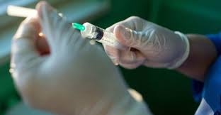  باحثون : اللقاح الخاص بفيروس كورونا الذي تطوره جامعة أوكسفورد البريطانية آمن ويوفر مناعة من المرض