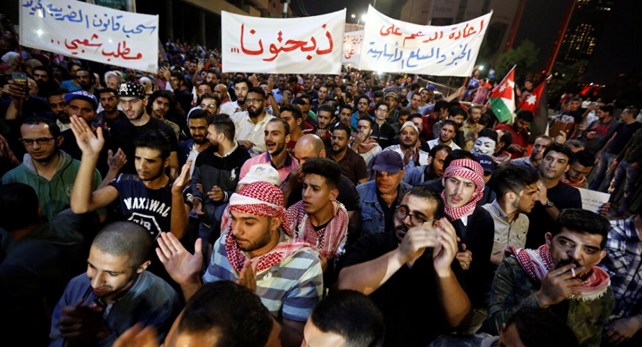 شاهد .. تظاهرات تعم المدن الأردنية والسلطات الأمنية تعتقل المعلمين
