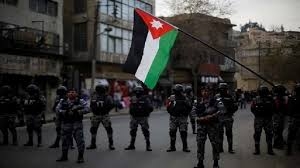 الأردن.. إصابة 7 شرطة في الكرك خلال مواجهات مع المحتجين