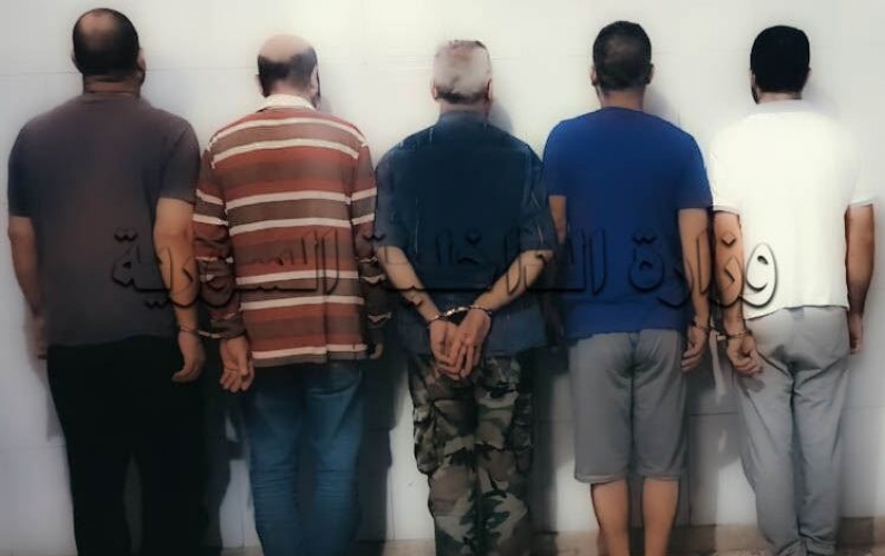 القبض على خمسة أشخاص امتهنوا تزوير أرقام محركات وهياكل السيارات المسروقة والمهربة   