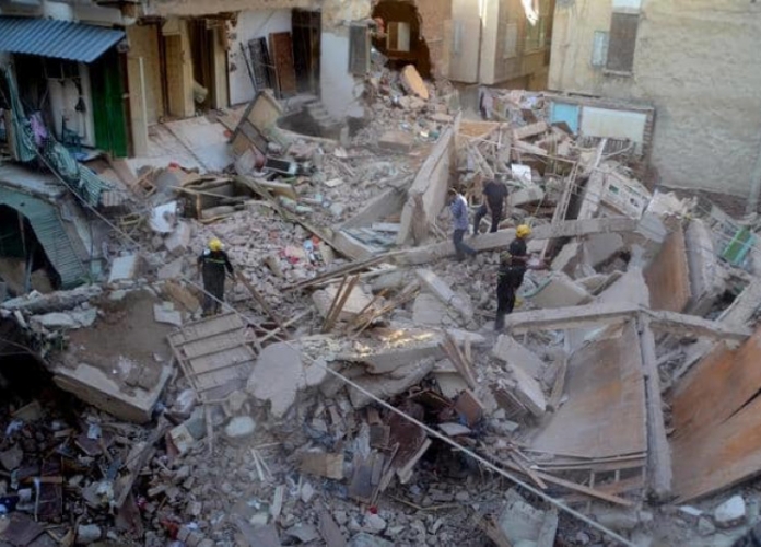 ضحايا تحت الأنقاض بانهيار مبنى في مصر  