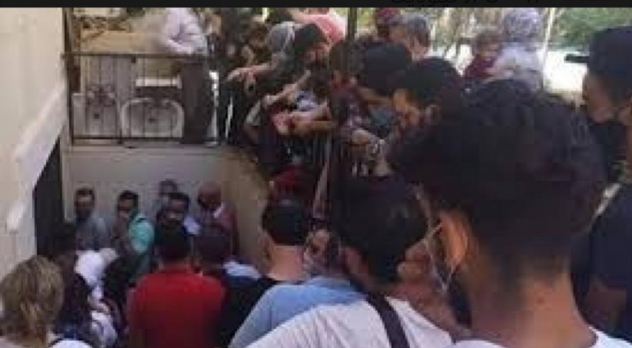 مشاهد من المُشاحنات التي حصلت صباح اليوم، في مركز فحص الـ(PCR) داخل مدينة الجلاء الرياضية في العاصمة دمشق.