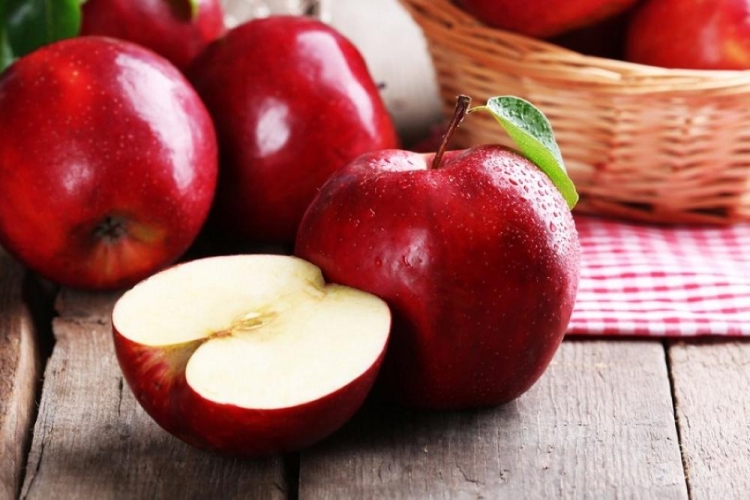 فوائد تناول التفاح وأضراره