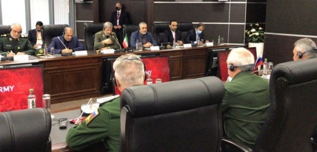 وزيرا الدفاع الإيراني والروسي يؤكدان توسيع التعاون