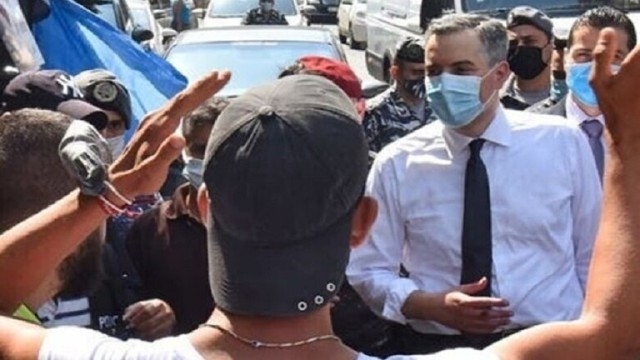 لبنانيون يحاولون طرد رئيس الحكومة المكلف أثناء جولة تفقدية