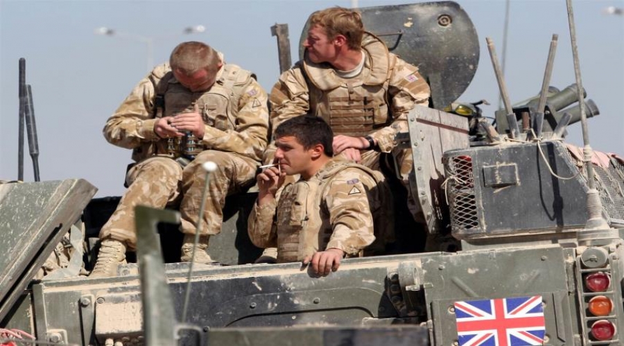 في سابقة جديدة.. جندي بريطاني يعتصم أمام مجلس الوزراء، تنديداً بالحرب على اليمن