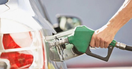 النفط: تخفيض كمية تعبئة البنزين الواحدة للسيارات إجراء مؤقت ريثما تصل توريدات جديدة خلال أيام
