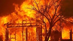 إجلاء عشرات المحاصرين بحرائق كاليفورنيا بواسطة مروحيات