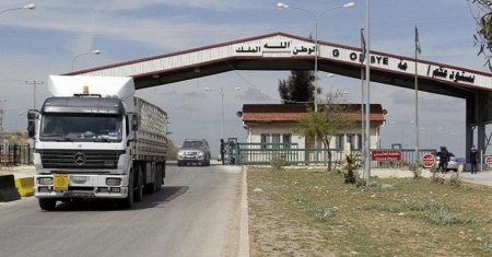 السلطات الأردنية تسمح بعبور الشاحنات السورية العالقة عبر معبر 