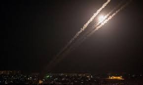 غزة تخاطب المطبعين بالصواريخ.. تزامنًا مع توقيع اتفاقات التطبيع في البيت الأبيض   