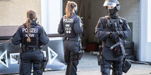 توقيف 29 شرطياً ألمانياً لاشتراكهم بمجموعات دردشة يمينية متطرفة