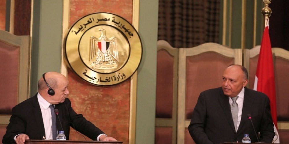 على هامش المؤتمر الرباعي، وزيرا خارجية مصر وفرنسا يبحثان أهم القضايا في المنطقة