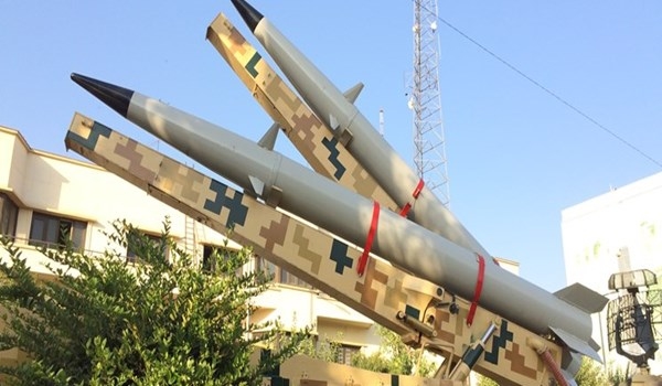 بوزن خفيف و مدى مضاعف .. إيران تعرض منصة لإطلاق صاروخين من نوع رعد500   
