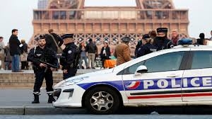 بعد قيام شخص بمهاجمة صحفيين .. اعتقال 5 مشبوهين بهجوم باريس بينهم عربي   