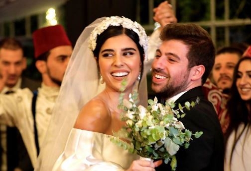 الفنانة اللبنانية زينة مكي تحدث ضجة بحفل زفافها.. فيديو