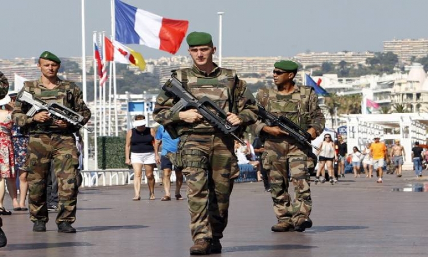 القبض على  شبكة في فرنسا تمول داعش و القاعدة في سورية