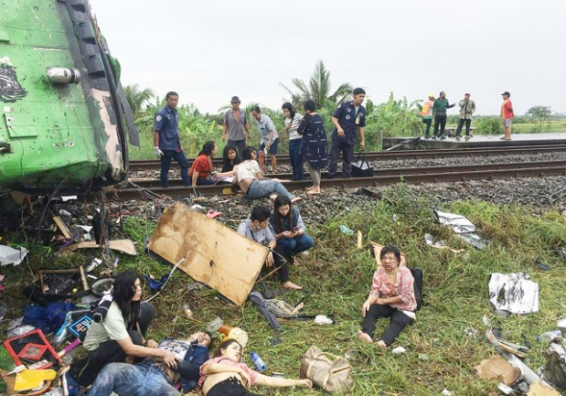 مصرع 20 شخصًا في حادث تصادم قطار مع حافلة في تايلاند.
