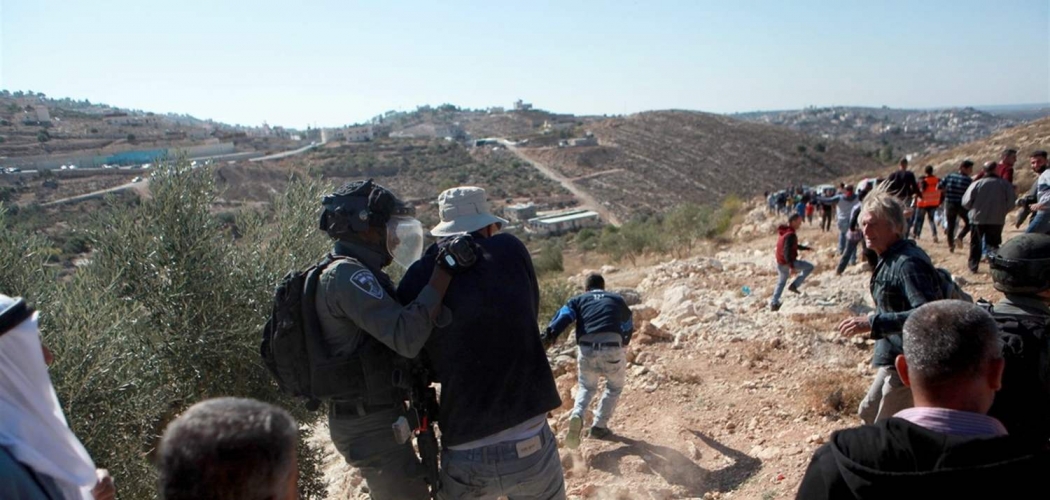 إصابة فلسطينيين إثر اعتداء مستوطنين عليهم وسط الضفة.