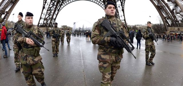 فرنسا تنشر آلاف الجنود لتطبيق حظر التجول في المدن الكبرى