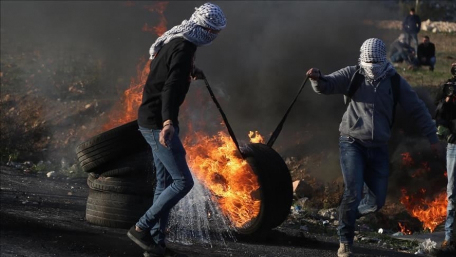 عشرات الفلسطينيين يتظاهرون ضد مصادرة الاحتلال أراض بالضفة