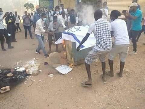 متظاهرون في السودان يحرقون علم كيان العدو الاسرائيلي