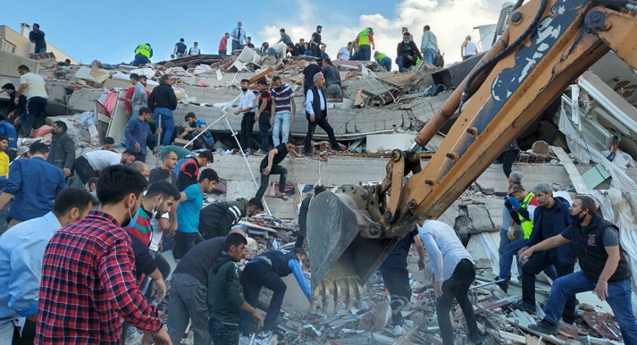 ارتفاع عدد قتلى زلزال إزمير غربي تركيا إلى 24 والإصابات إلى 804 