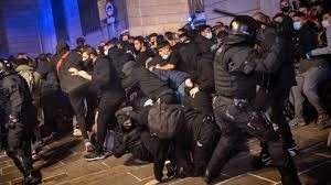 اشتباكات بين الشرطة الإسبانية ومحتجين بسبب قيود كورونا