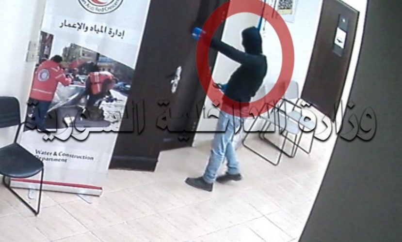لص فرع الهلال الأحمر في قبضة رجال الشرطة