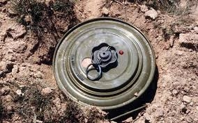 استشهاد 3 مدنيين بينهم طفلة وإصابة 9 بانفجار لغم من مخلفات شرق حماة