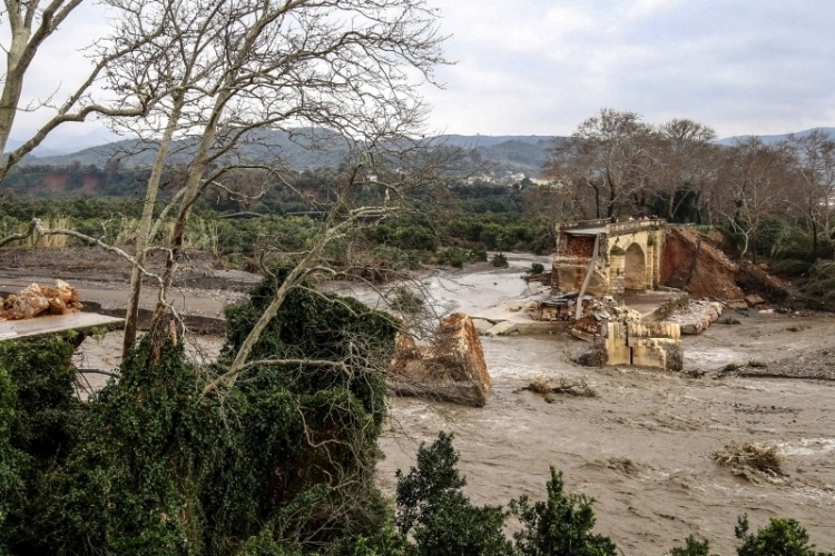 الفيضانات تضرب جزيرة كريت اليونانية وتخلّف أضرار كبيرة.