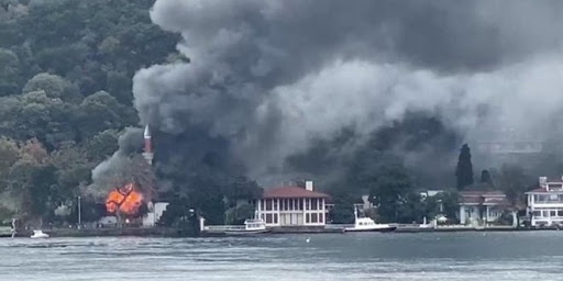 اندلاع حريق في مسجد فانيكوي التاريخي بإسطنبول