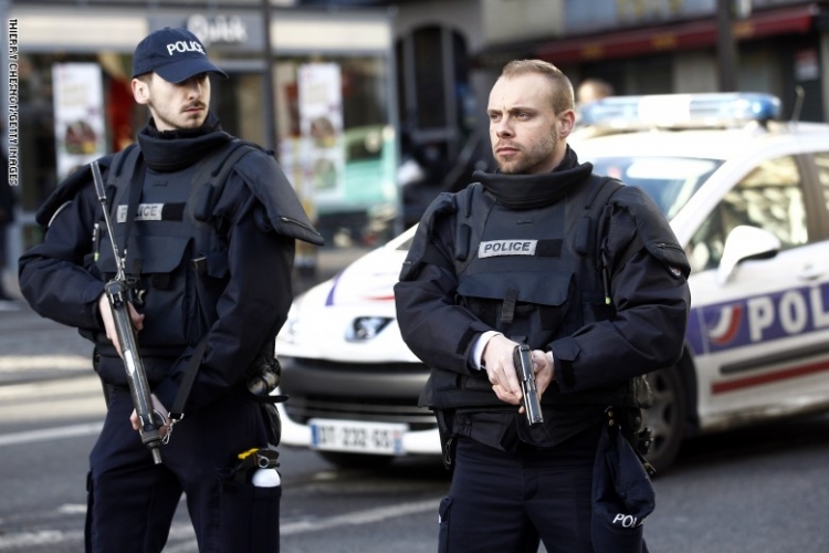 فرنسا..مشروع قانون يسمح بسجن من ينشرون صورًا لرجال الشرطة.