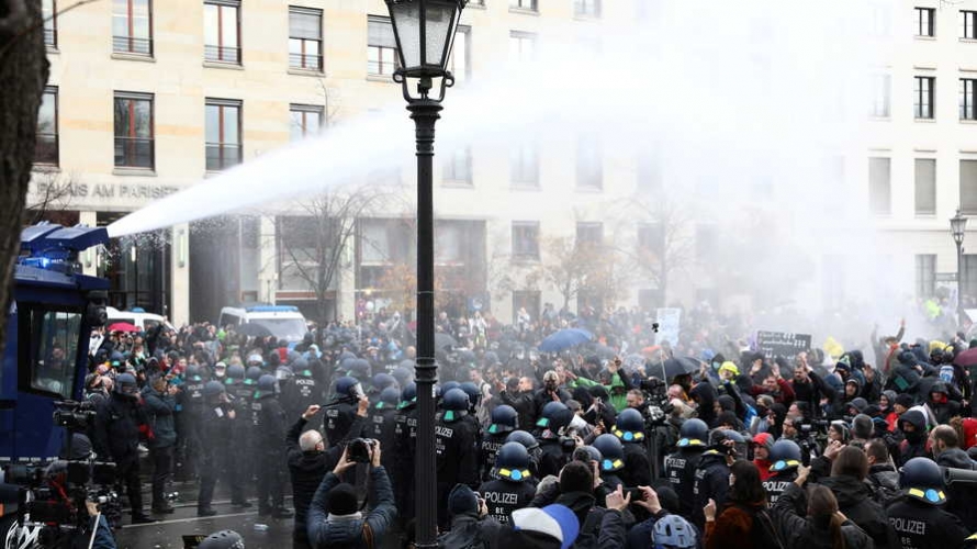 الشرطة الألمانية تفرق احتجاجات رافضة لقيود الإغلاق بسبب كورونا