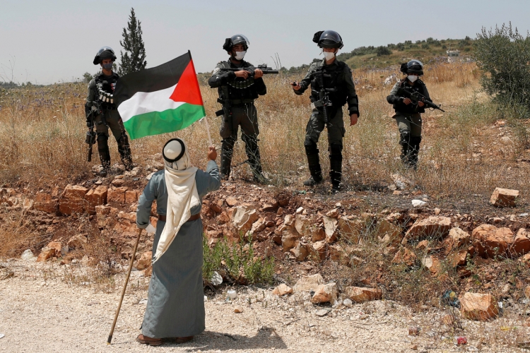 فلسطين المحتلة.. جيش الاحتلال يفرق مظاهرة محتجين على الاستيطان بالضفة.