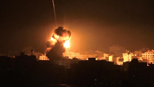 ردًا على إطلاق صاروخ.. الاحتلال الإسرائيلي يقصف مواقع حركة 
