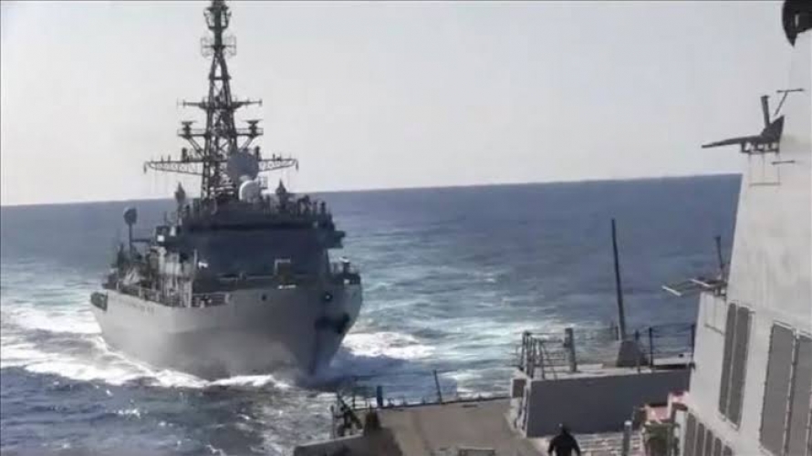 البحرية الروسية توجه تحذيرات لمدمرة أمريكية وتجبرها على تغيير مسارها