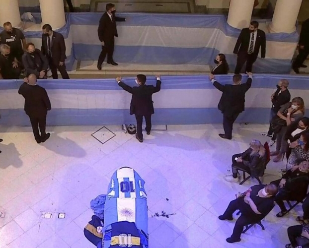 لإلقاء النظرة الأخيرة.. جثمان مارادونا يصل إلى القصر الرئاسي الأرجنتيني.