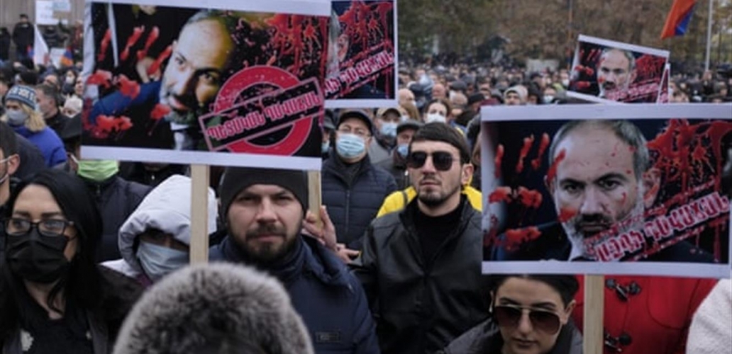 محتجون يغلقون شوارع العاصمة الأرمنية مطالبين باستقالة رئيس الوزراء