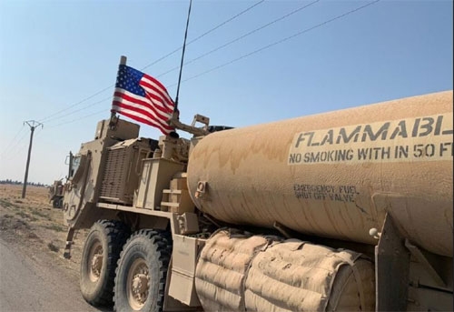 الاحتلال الأميركي يخرج عشرات الصهاريج المحملة بالنفط السوري إلى العراق