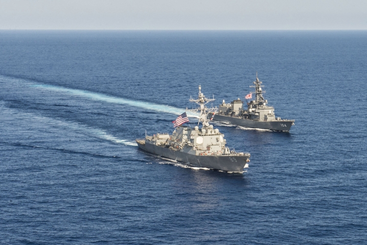 الجيش الصيني يطرد سفينة حربية أميركية بعد تجاوزها المياه المحاذية لجزر 