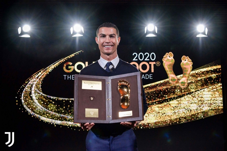 كريستيانو رونالدو يتسلم جائزة القدم الذهبية 2020