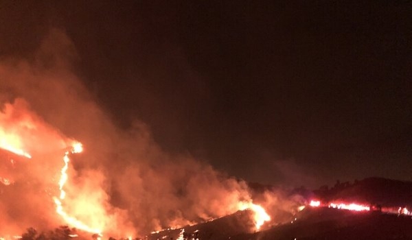 حريق كبير في كاليفورنيا الأمريكية يتسبب بإجلاء آلاف المدنيين و العسكريين