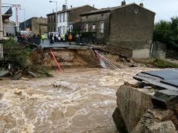 فيضانات و انقطاع بالتيار الكهربائي في فرنسا و بريطانيا   