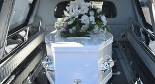 دفنت زوجها بيدها بعد موته بكورونا وفوجئت به قادم بعد أيام