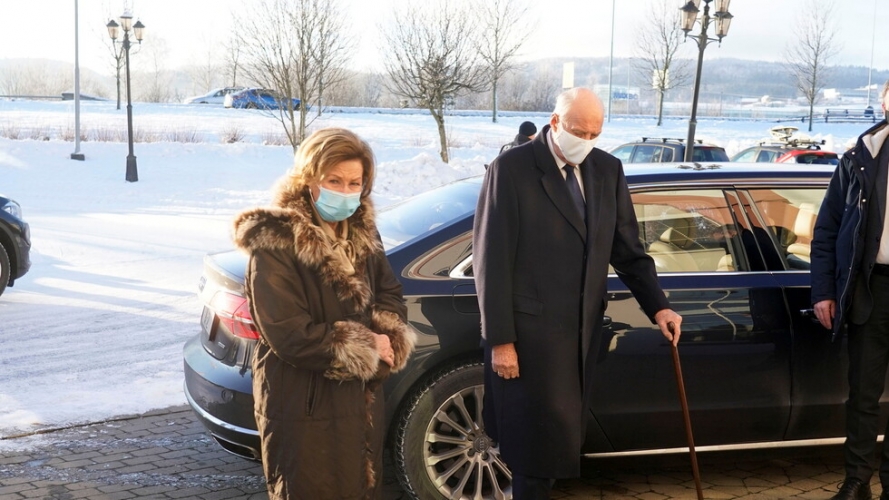 الملك النرويجي وزوجته يتلقيان الجرعة الأولى من لقاح 