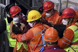بعد إسبوعين من الحصار ..  إنقاذ 11 عاملا من منجم ذهب شرقي الصين