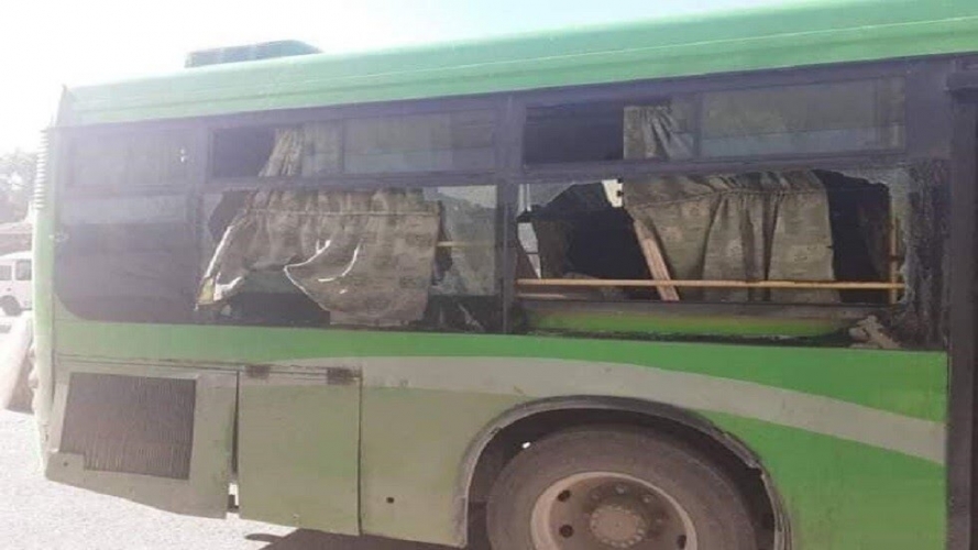 اعتداء إرهابي نفذه عناصر داعش قادمين من التنف استهدف حافلة على طريق دير الزور   