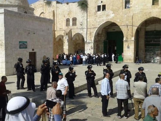 مستوطنون إسرائيليون يقتحمون المسجد الأقصى بحماية قوات الاحتلال